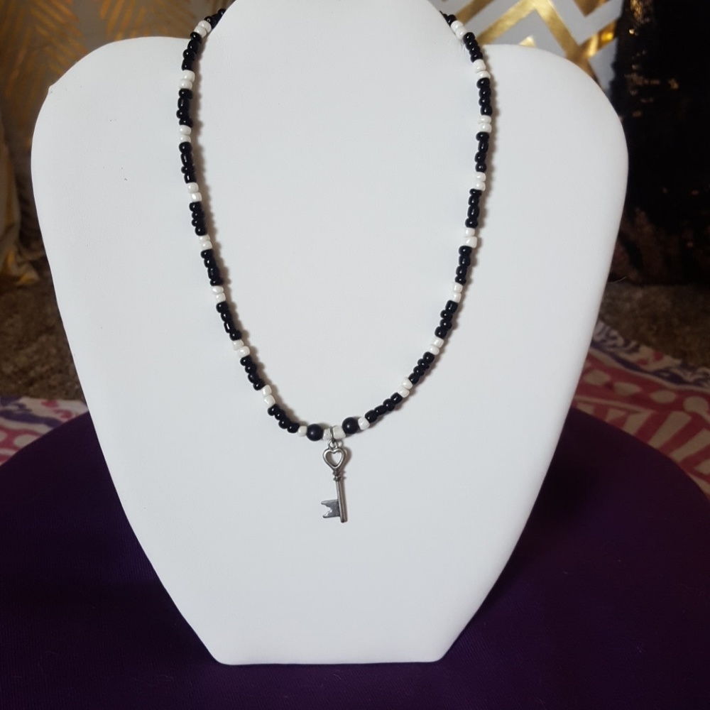 Black/white Beaded necklace w/key pendant